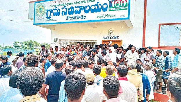 నిలిచిన యూరియా పంపిణీ