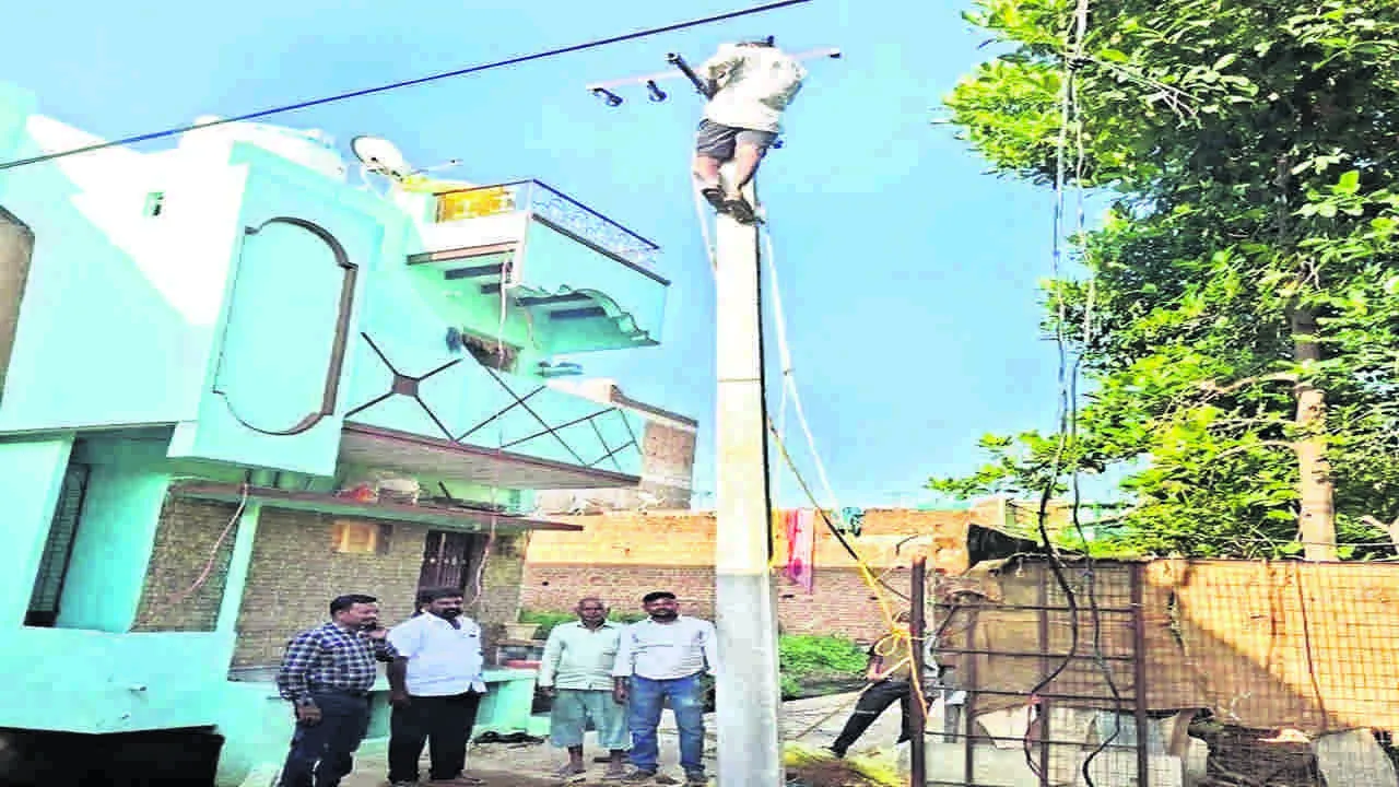 CLEAR: రోడ్డుకు అడ్డంగా ఉన్న స్తంభం తొలగింపు