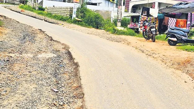 అసంపూర్తి దారితో అవస్థలు