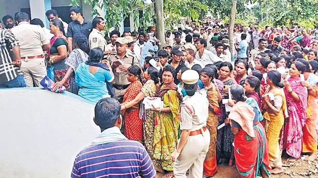 Urea Shortage: యూరియా కోసం ఆగని ఆందోళనలు 