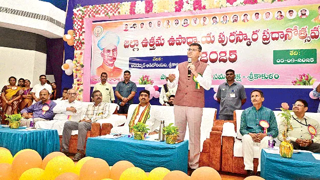 నవసమాజ నిర్మాణంలో ఉపాధ్యాయులే కీలకం