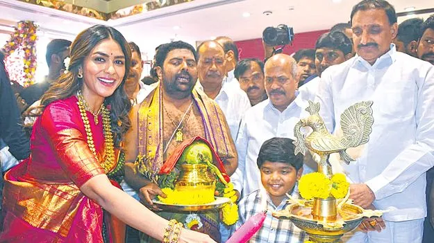CMR Shopping Mall Inaugurated: మియాపూర్‌లో సీఎంఆర్‌ షాపింగ్‌ మాల్‌ 