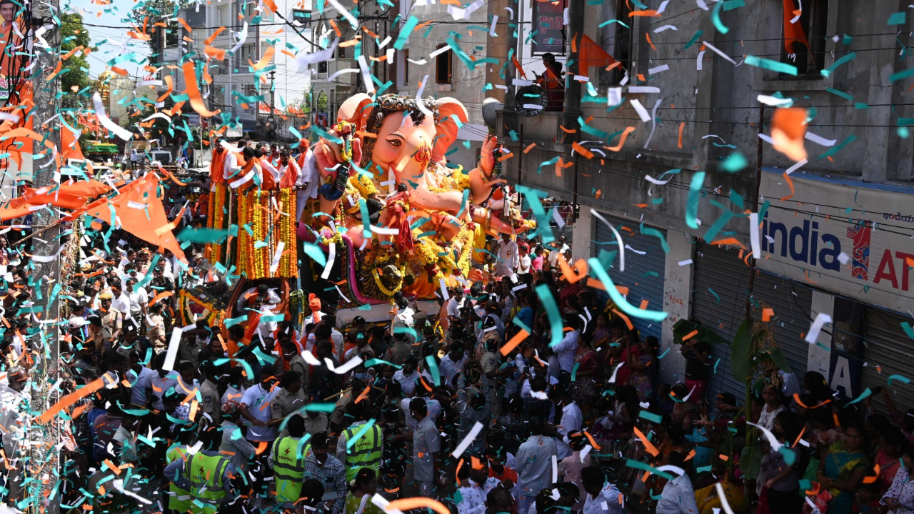 Balapur Ganesh Procession: కన్నుల పండుగగా కొనసాగుతోన్న బాలాపూర్ గణనాథుడి ఊరేగింపు