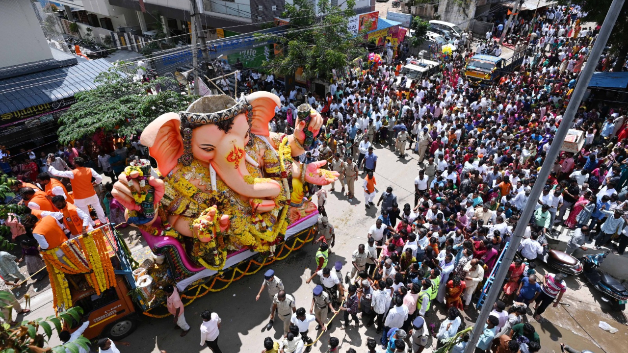 Balapur Ganesh Procession: కన్నుల పండుగగా కొనసాగుతోన్న బాలాపూర్ గణనాథుడి ఊరేగింపు