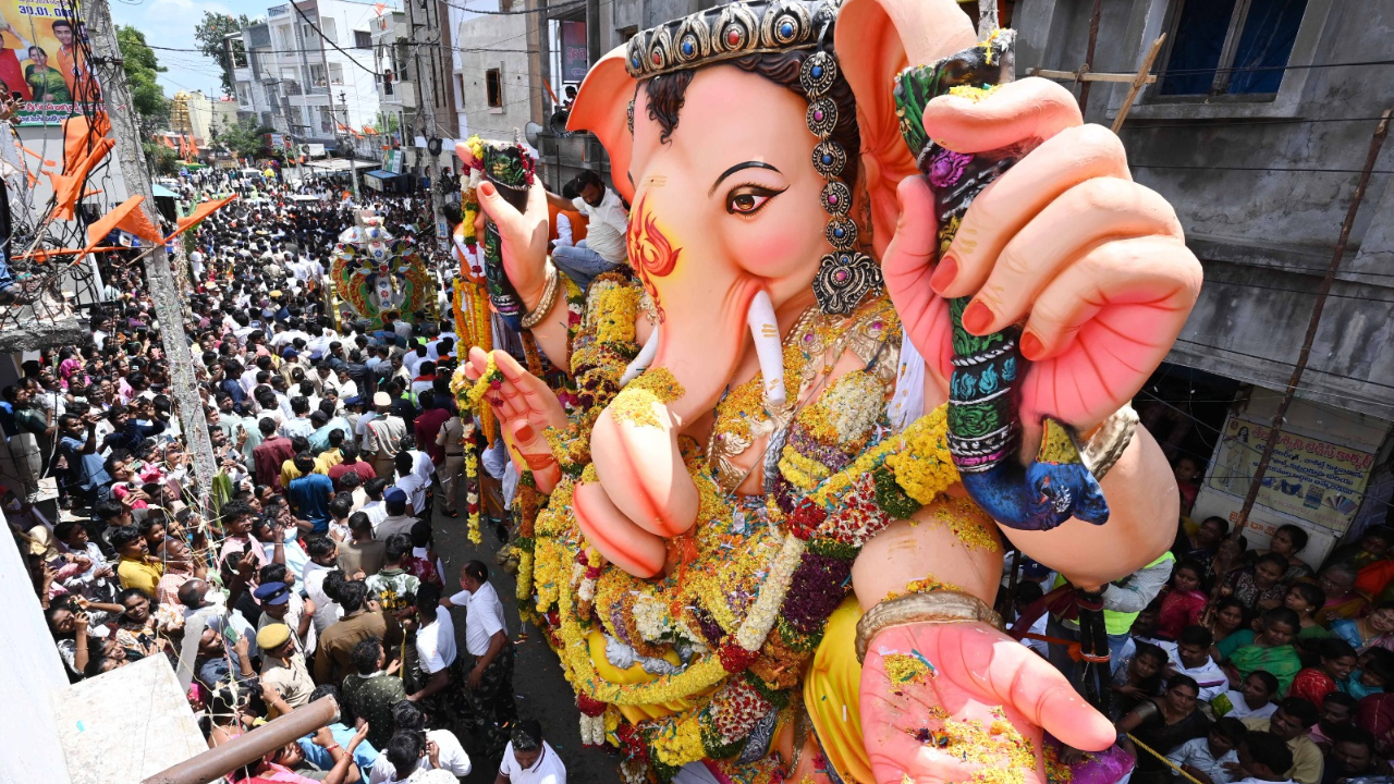 Balapur Ganesh Procession: కన్నుల పండుగగా కొనసాగుతోన్న బాలాపూర్ గణనాథుడి ఊరేగింపు