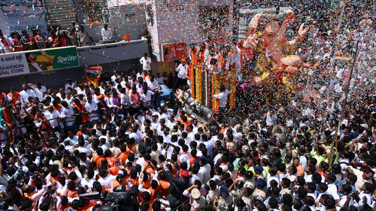 Balapur Ganesh Procession: కన్నుల పండుగగా కొనసాగుతోన్న బాలాపూర్ గణనాథుడి ఊరేగింపు