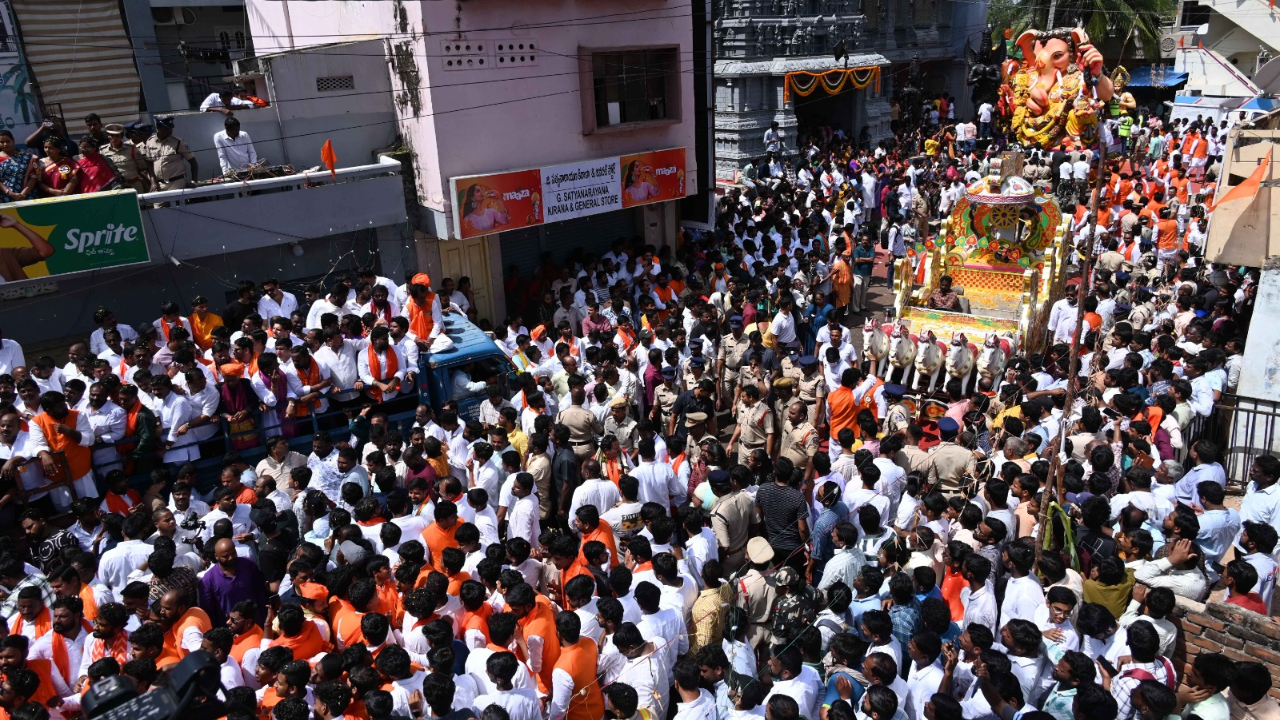 Balapur Ganesh Procession: కన్నుల పండుగగా కొనసాగుతోన్న బాలాపూర్ గణనాథుడి ఊరేగింపు