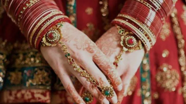 Reasons To wear Bangles: పెళ్లైన స్త్రీలు తప్పనిసరిగా గాజులు ఎందుకు  ధరించాలి? 