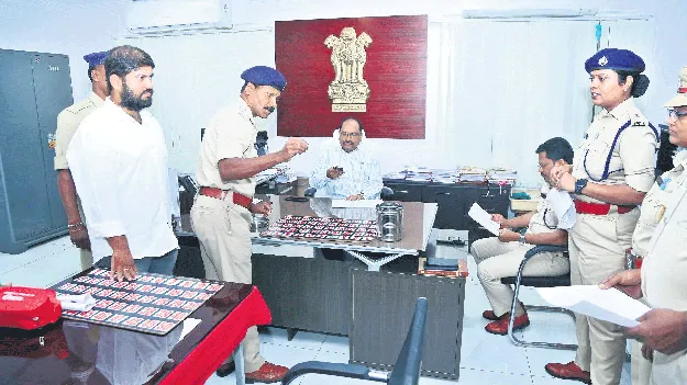 నాలుగు బార్లకు లాటరీ
