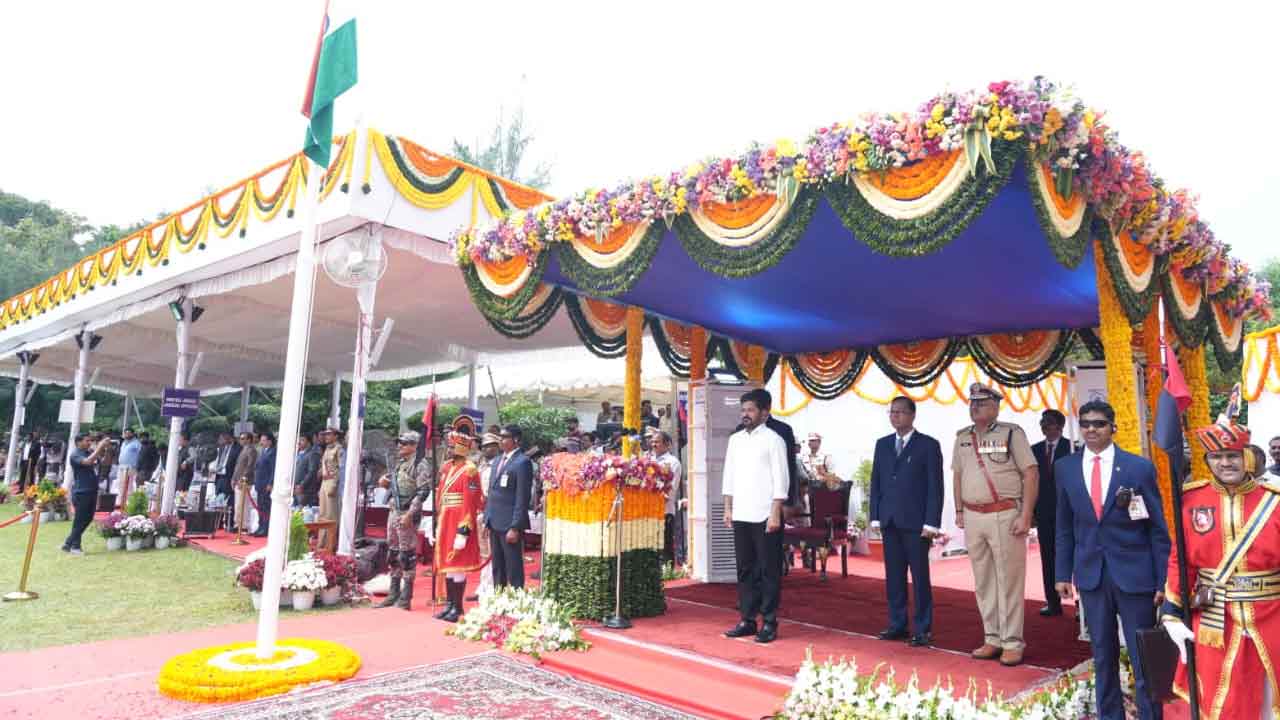 గన్‌పార్క్‌లో అమర వీరులకు సీఎం రేవంత్ ఘన నివాళి