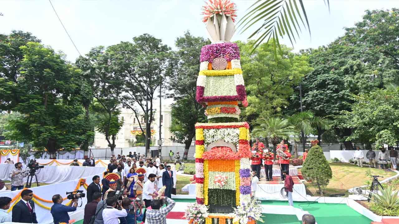 గన్‌పార్క్‌లో అమర వీరులకు సీఎం రేవంత్ ఘన నివాళి