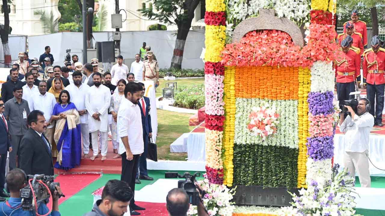 గన్‌పార్క్‌లో అమర వీరులకు సీఎం రేవంత్ ఘన నివాళి