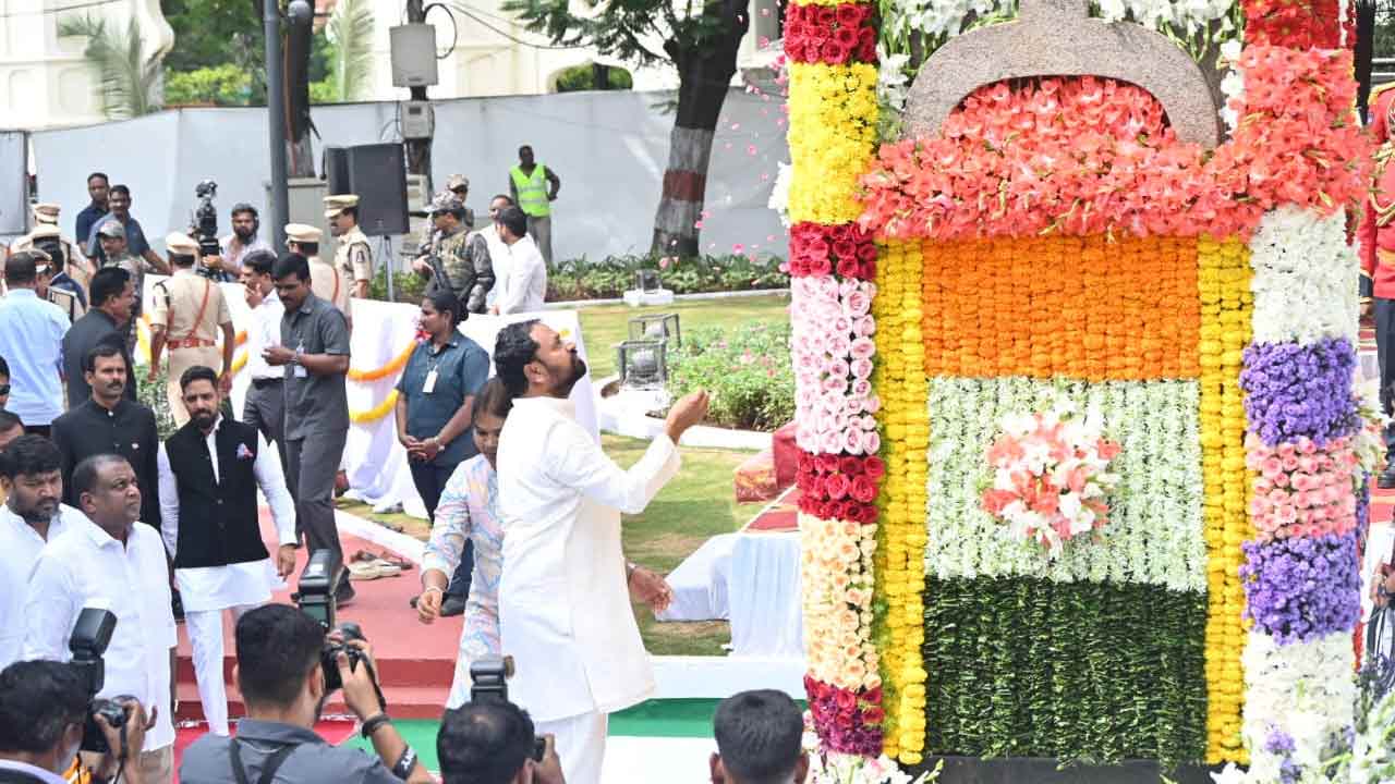 గన్‌పార్క్‌లో అమర వీరులకు సీఎం రేవంత్ ఘన నివాళి