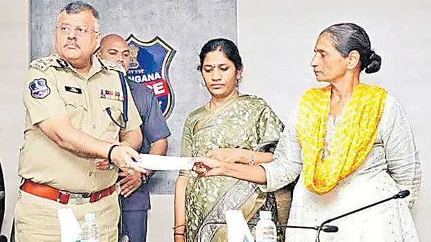 Maoist Leader Padmavati Surrender: జనజీవన స్రవంతిలోకి మావోయిస్టు నేత పద్మావతి