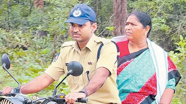 Minister Seethakka: బుల్లెట్‌ బండి ఎక్కిన మంత్రి సీతక్క