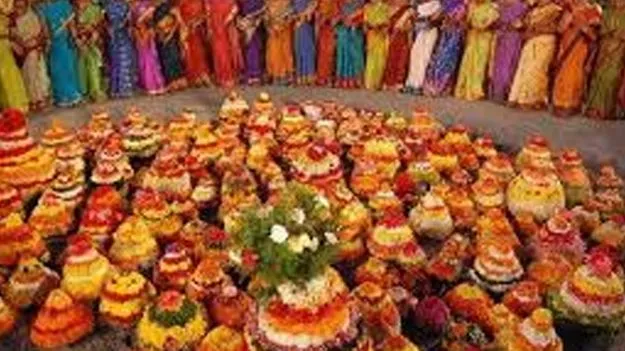 BC Bathukamm: బీసీ బిల్లు సాధన కోసం బీసీ బతుకమ్మ