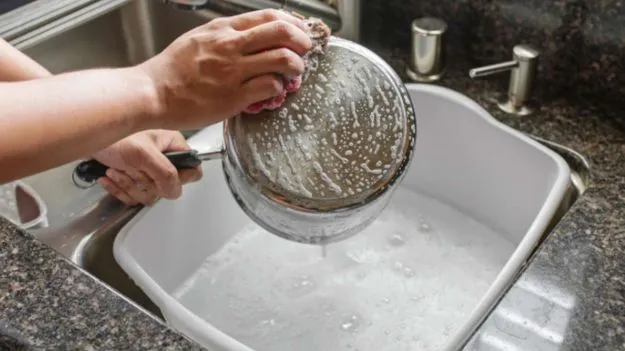 Kitchen Tips: సబ్బు లేకపోయినా పాత్రలు ఇలా శుభ్రం చేస్తే.. గిన్నెలు తెల్లగా మెరిసిపోతాయి!