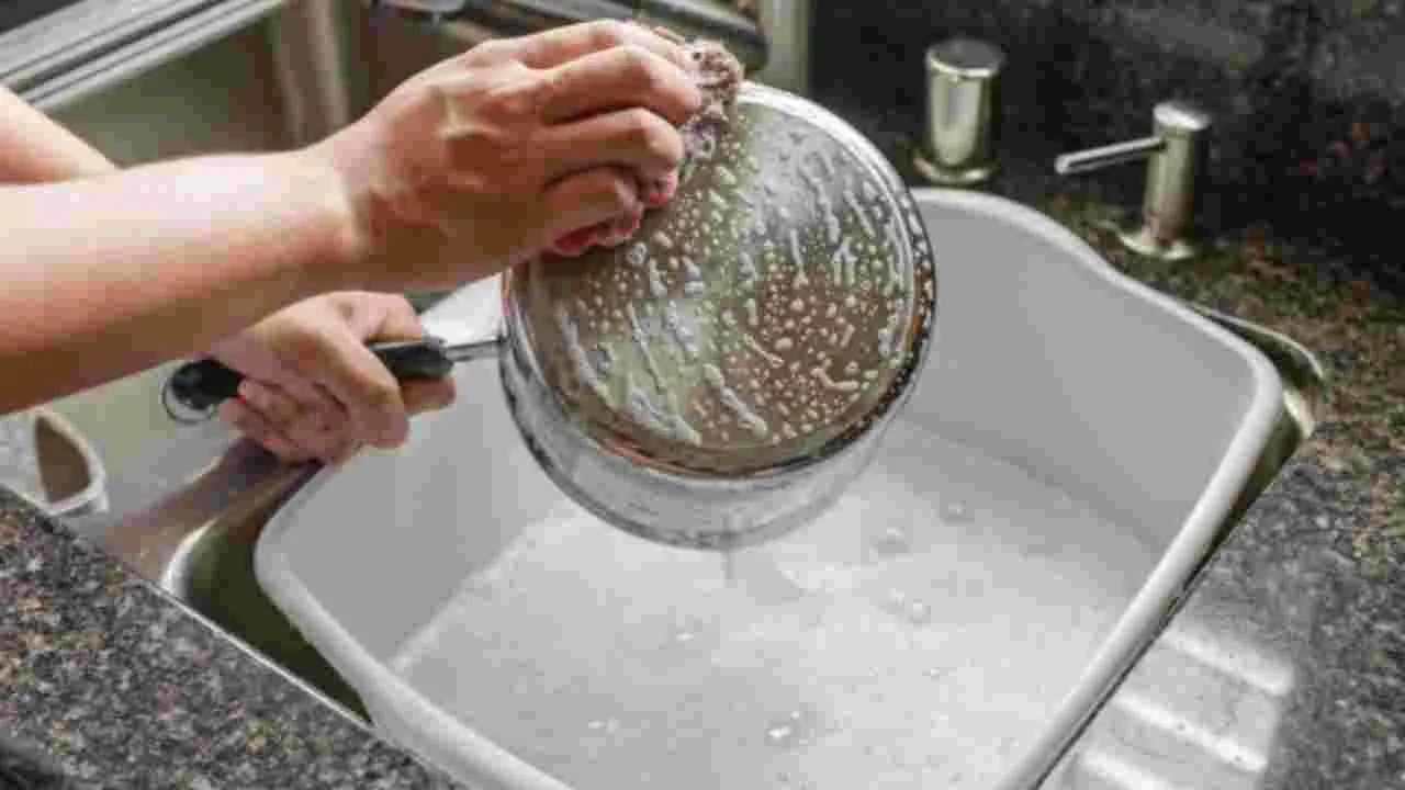 Kitchen Tips: సబ్బు లేకపోయినా పాత్రలు ఇలా శుభ్రం చేస్తే.. గిన్నెలు తెల్లగా మెరిసిపోతాయి!