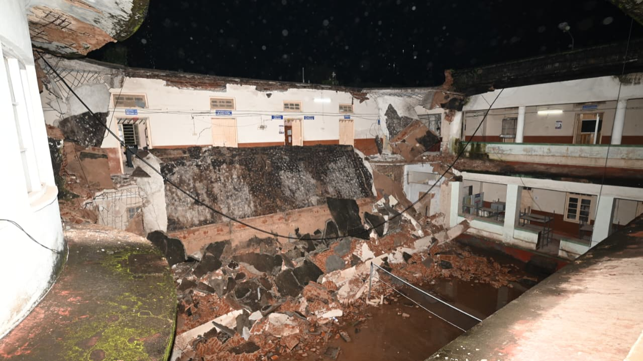 Collectorate Office Collapsed:  కూలిన  కలెక్టరేట్ భవనం