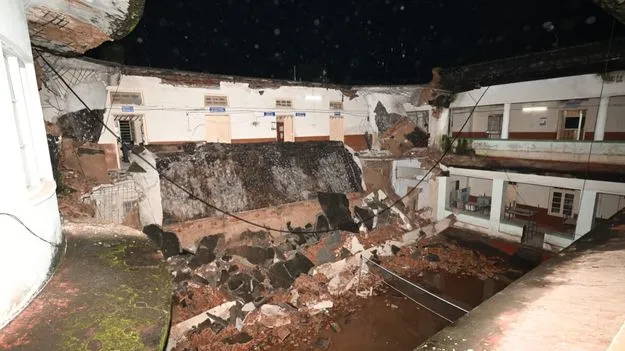 Adilabad Collectorate Office Collapse: భారీ వర్షానికి కూలిన కలెక్టరేట్ భవనం