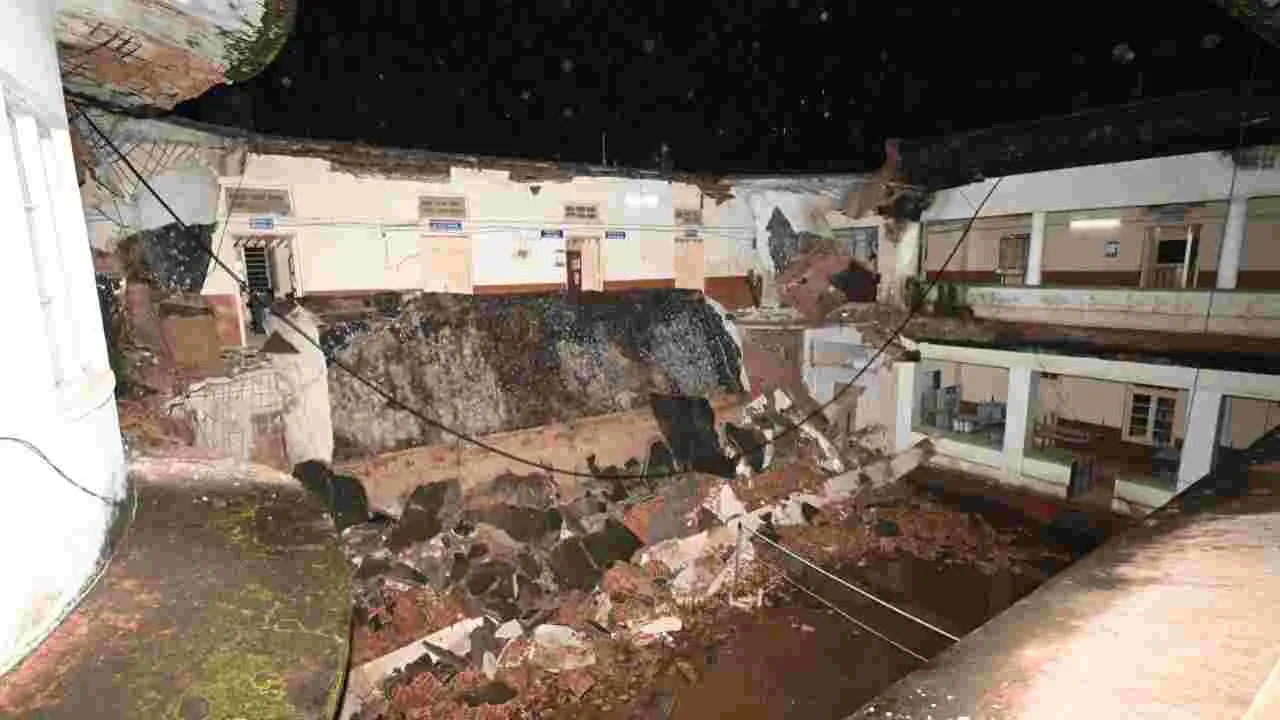 Adilabad Collectorate Office Collapse: భారీ వర్షానికి కూలిన కలెక్టరేట్ భవనం