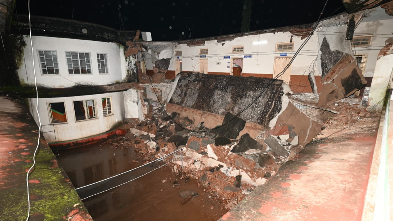 Collectorate Office Collapsed:  కూలిన  కలెక్టరేట్ భవనం