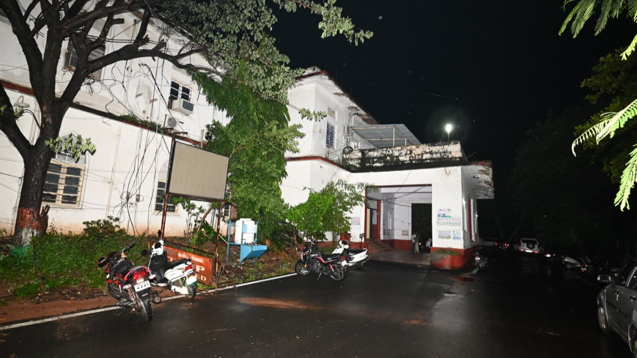 Collectorate Office Collapsed:  కూలిన  కలెక్టరేట్ భవనం