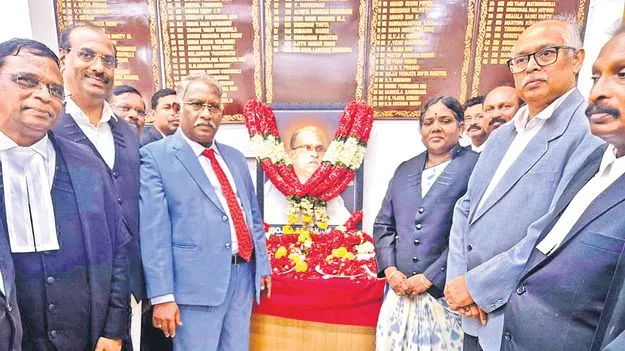 Tribute to Senior Advocate Bojja Taraka: బొజ్జా తారకానికి హైకోర్టు న్యాయమూర్తుల నివాళి 