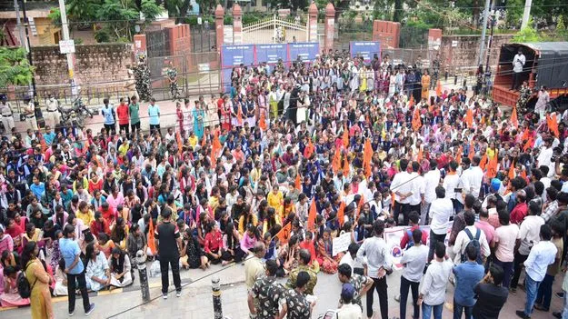 పెండింగ్‌ స్కాలర్‌షిప్‌లు విడుదల చేయాలి