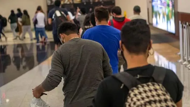 Harsh Treatment at Georgia Border: పర్యాటకులను పశువుల్లా చూశారు..!