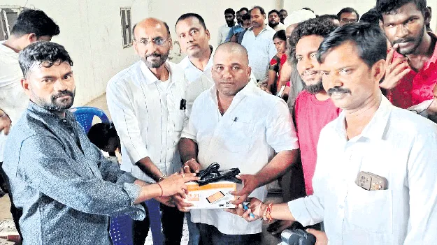 డీలర్లకు కొత్త ఈ పోస్‌ మిషన్లు