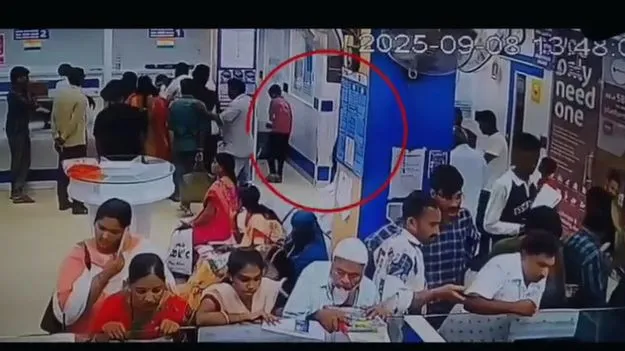 Minor Crime: బ్యాంకులో 5 లక్షలు కాజేసిన బాలుడు!