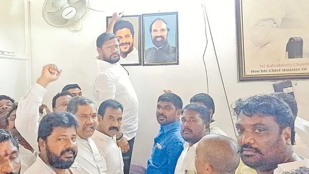 Congress Workers Hang CM Photo: సూర్యాపేట ఎమ్మెల్యే జగదీశ్‌రెడ్డి క్యాంప్‌ కార్యాలయంలో సీఎం ఫొటో