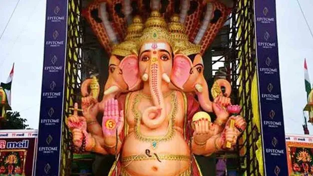 Rush At Khairatabad Ganesh: ఖైరతాబాద్ మహా గణపతి ప్రాంగణంలోకి దూసుకొచ్చిన భక్తజనం