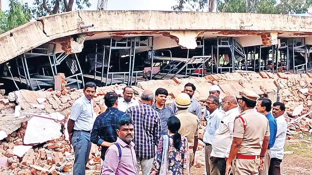 Building Demolished: లింగంపల్లి గురుకుల హాస్టల్‌ భవనం కూల్చివేత