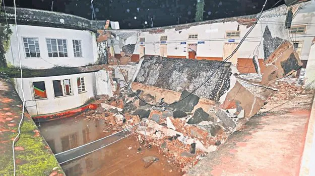 Old Adilabad Collectorate Roof Collapses: కుప్పకూలిన ఆదిలాబాద్‌ కలెక్టరేట్‌ పైకప్పు