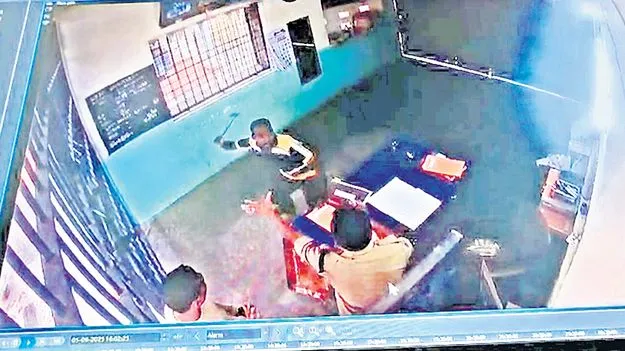 Prisoners Escape: సబ్‌ జైలు నుంచి ఇద్దరు రిమాండ్‌ ఖైదీలు పరారీ