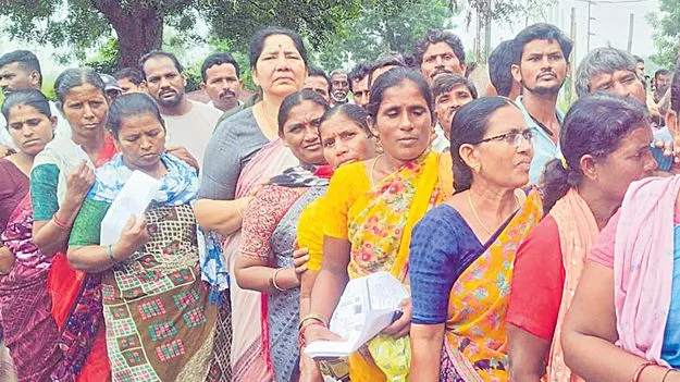 Farmers Continue to Struggle: యూరియా క్యూలైన్‌లో మాజీ మంత్రి సత్యవతి