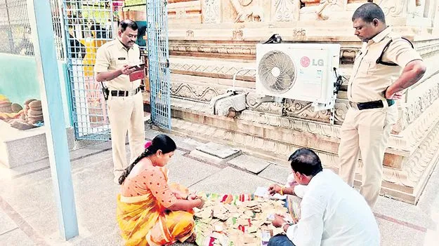 Thieves Return Stolen Donation Money: చోరీ సొత్తు ఆలయంలో ప్రత్యక్షం