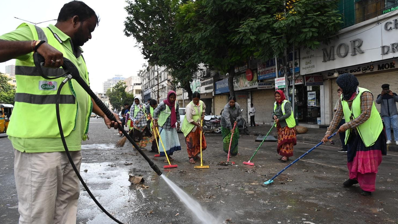 GHMC: నిమజ్జనం పూర్తి.. రంగంలోకి దిగిన జీహెచ్ఎంసీ సిబ్బంది