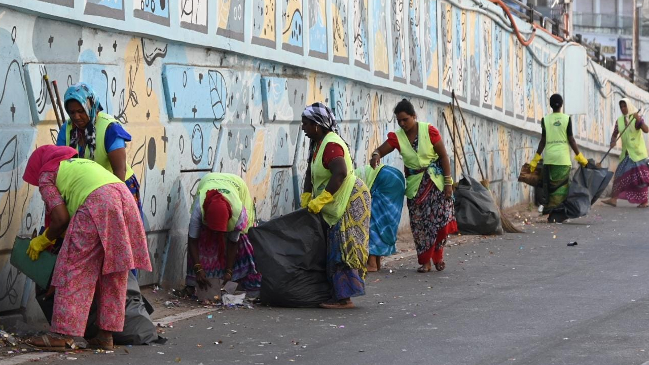 GHMC: నిమజ్జనం పూర్తి.. రంగంలోకి దిగిన జీహెచ్ఎంసీ సిబ్బంది