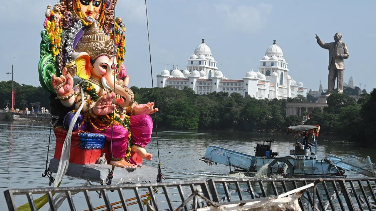 GHMC: నిమజ్జనం పూర్తి.. రంగంలోకి దిగిన జీహెచ్ఎంసీ సిబ్బంది