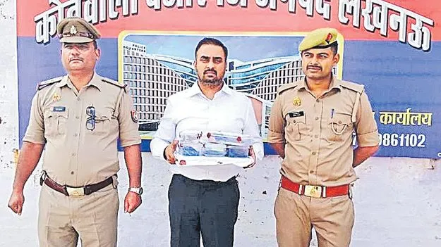 Fake IAS Officer: ఖరీదైన వాహనాలతో కాన్వాయ్‌.. బాడీగార్డులకు పోలీసు డ్రెస్‌