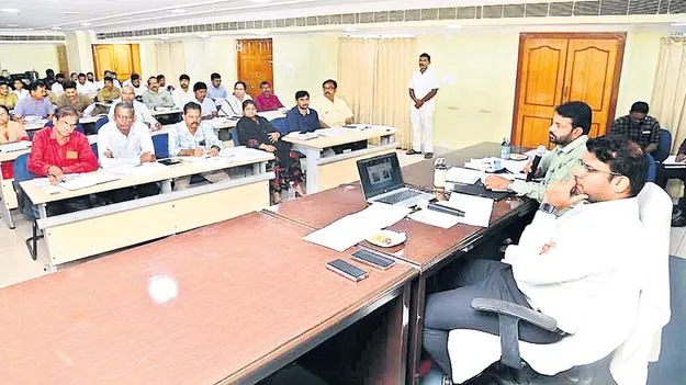 పనులు ప్రారంభించని కాంట్రాక్టర్లకు నోటీసులు