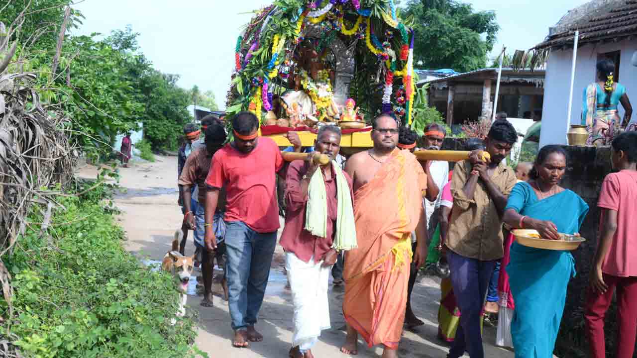 నిమజ్జనానికి తరలి వెళ్తున్న గణనాథుడు..