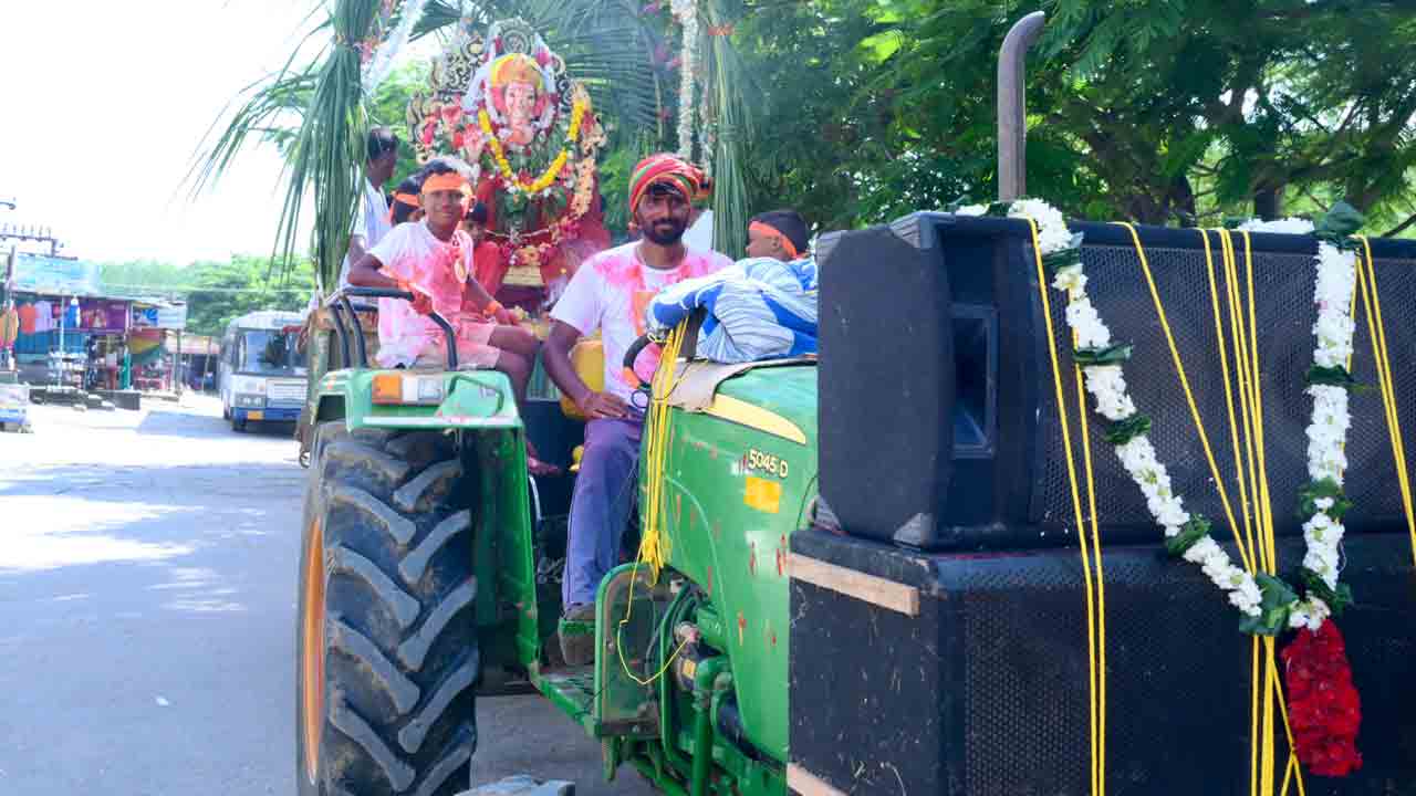 నిమజ్జనానికి తరలి వెళ్తున్న గణనాథుడు..