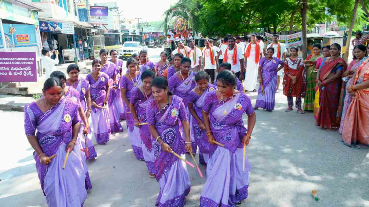 నిమజ్జనానికి తరలి వెళ్తున్న గణనాథుడు..