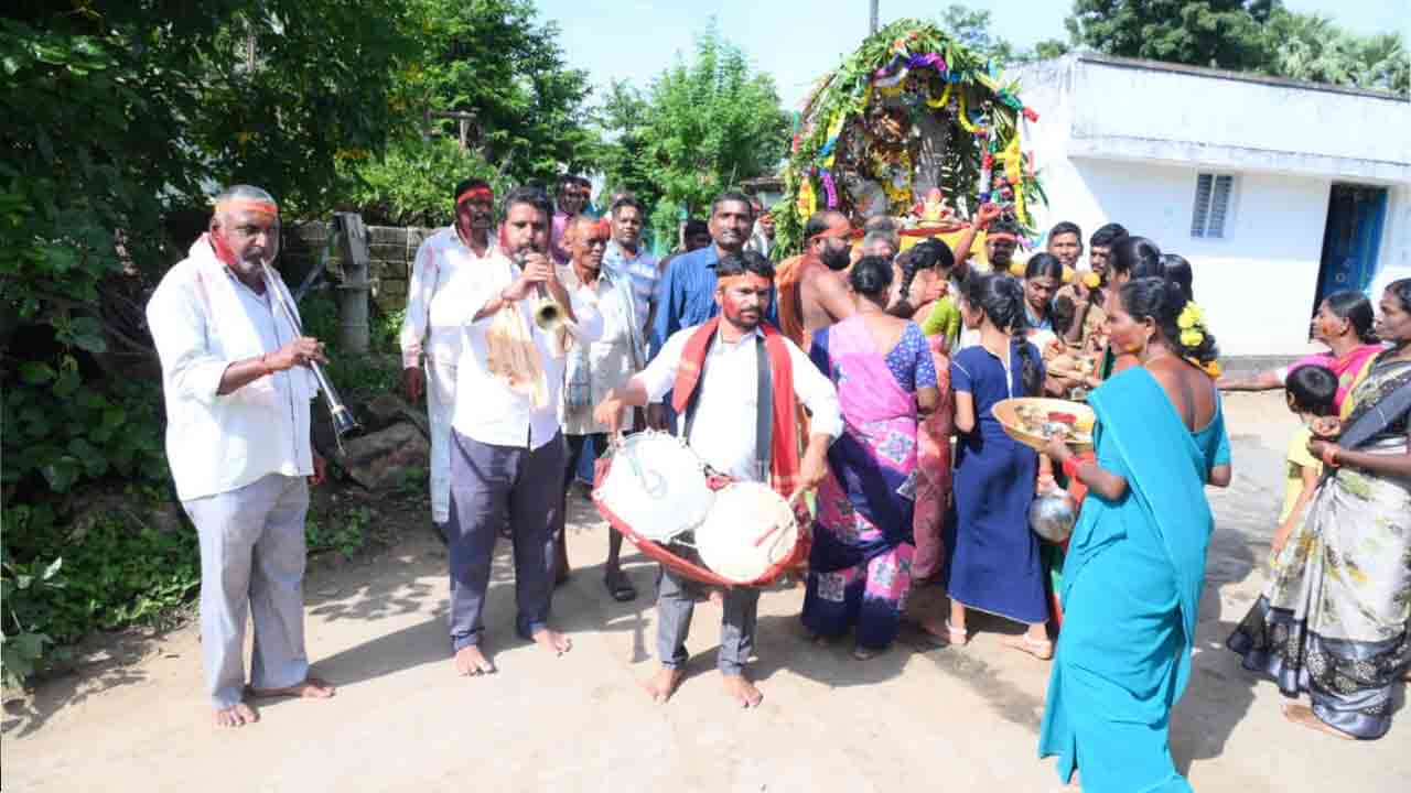 నిమజ్జనానికి తరలి వెళ్తున్న గణనాథుడు..