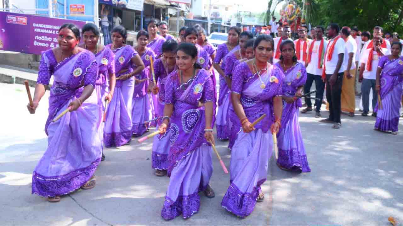 నిమజ్జనానికి తరలి వెళ్తున్న గణనాథుడు..