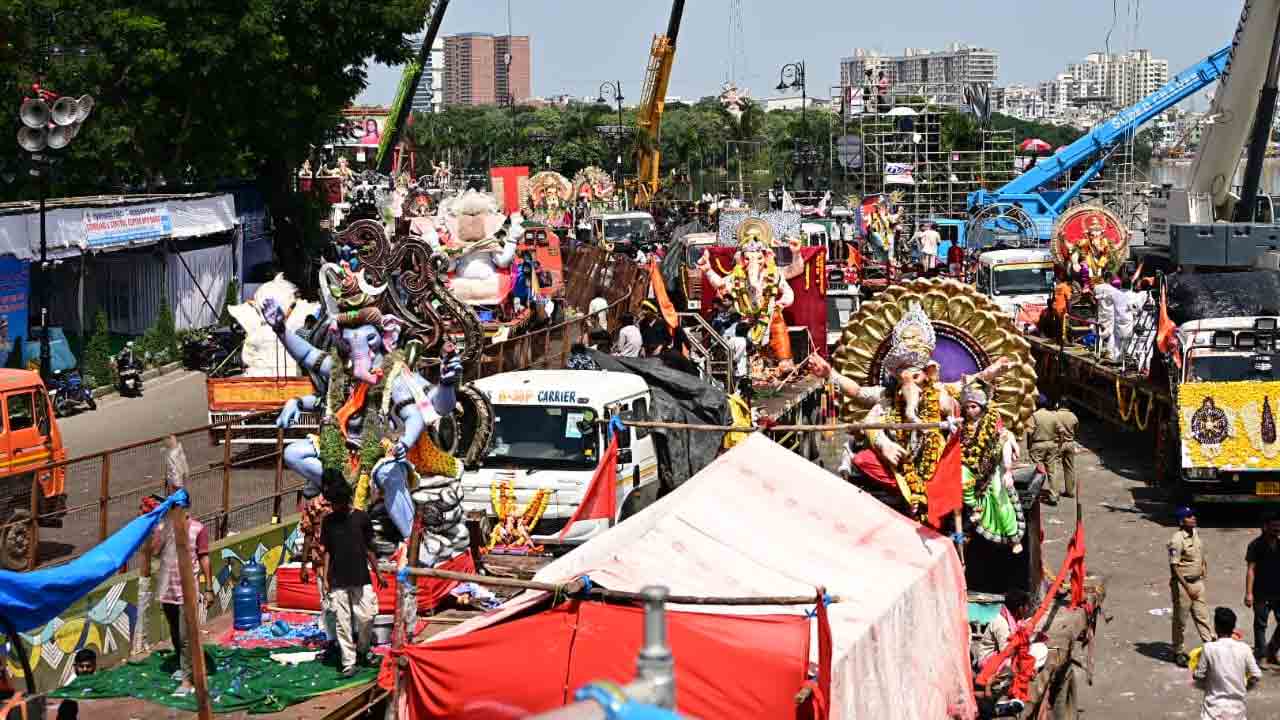 Ganesh immersions: హైదరాబాద్ ట్యాంక్‌ బండ్‌లో కొనసాగుతున్న గణేశ్ నిమజ్జనాలు